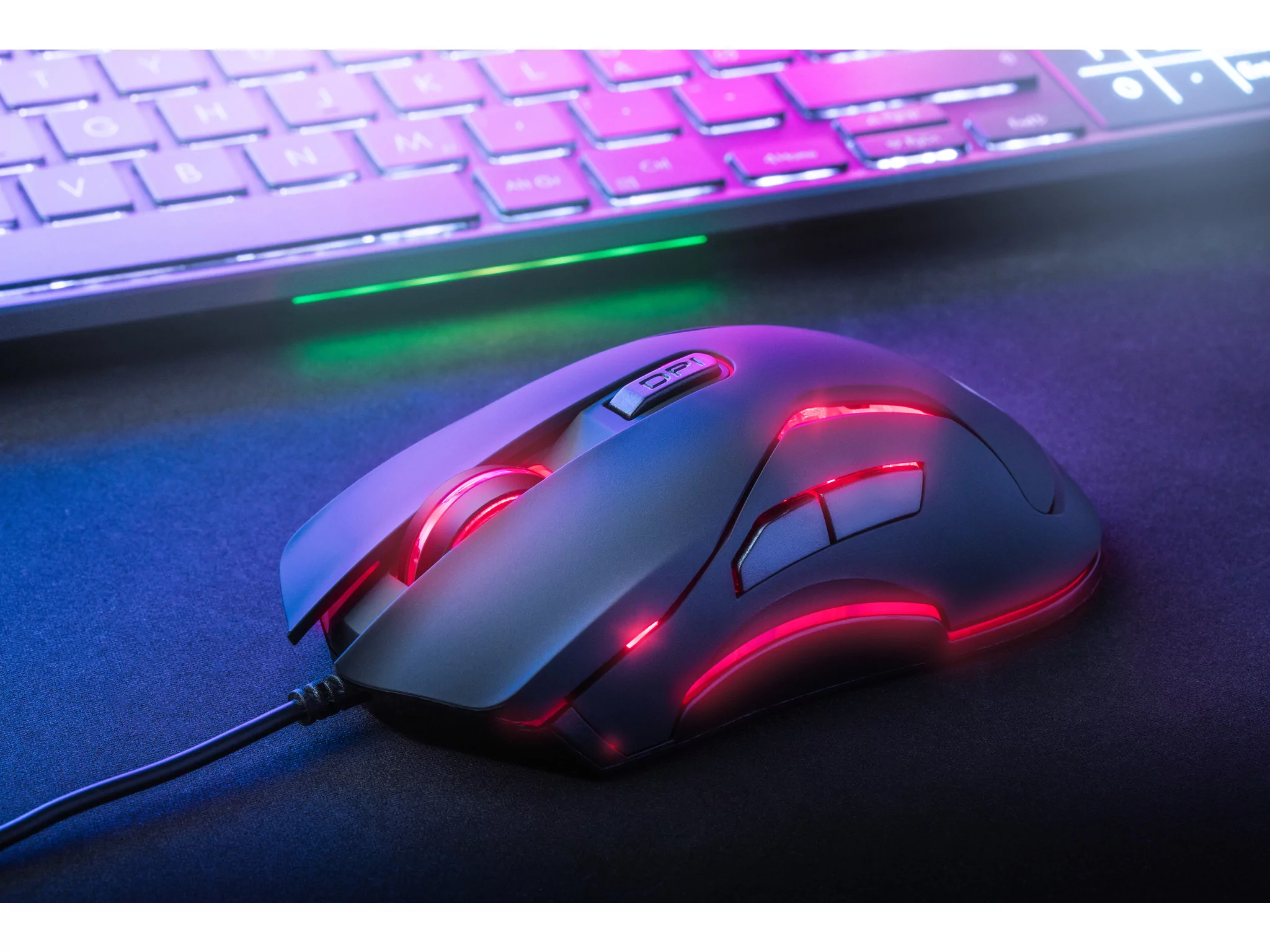 Sandberg 640-27 lightflow 6d | žična usb | 6 gumbov | 3600 dpi | rgb led | gaming miška 3 Sandberg 640-27 lightflow 6d gaming miška v uporabi na igralni mizi